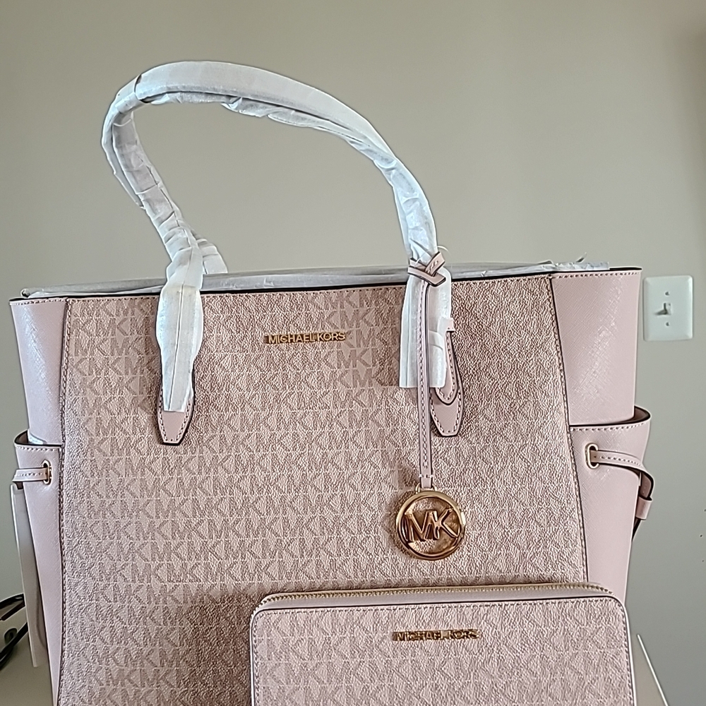 NWT Michael Kors Gilly Large Tote & Wallet
